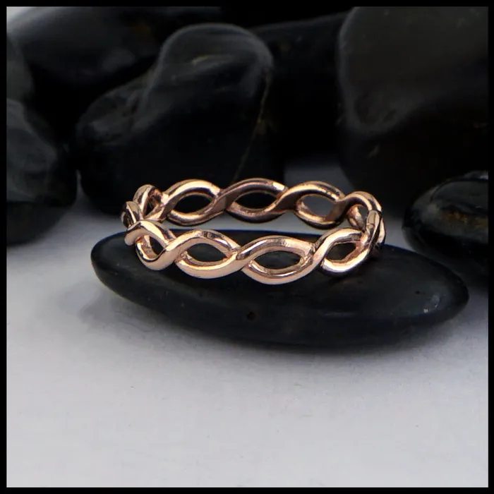 Simple Twist Ring in Gold Walker Metalsmiths Rings