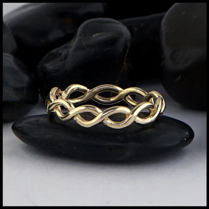 Simple Twist Ring in Gold Walker Metalsmiths Rings